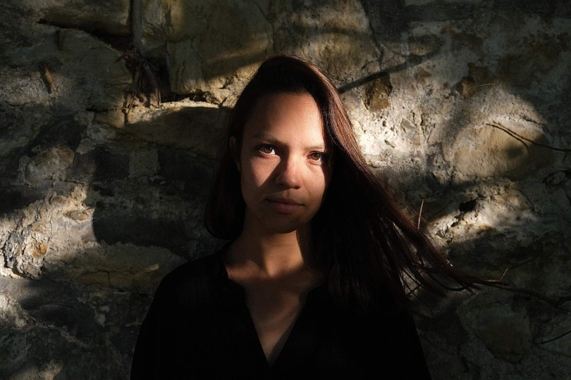 Písničkářka Alen vládne na nové desce silnými submisivními kouzly